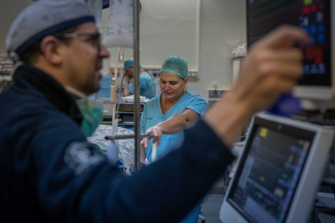 Dr. Galit Sivak (center) performs an operation at Rabin Medical Center.