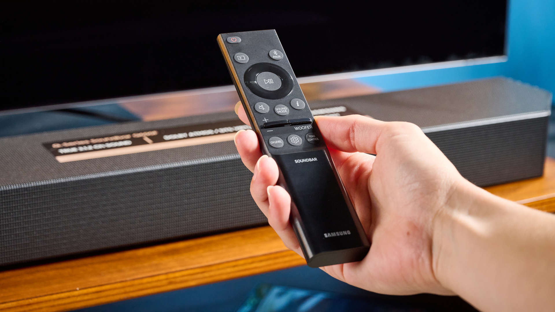 the samsung q600f premium soundbar and subowoofer in black