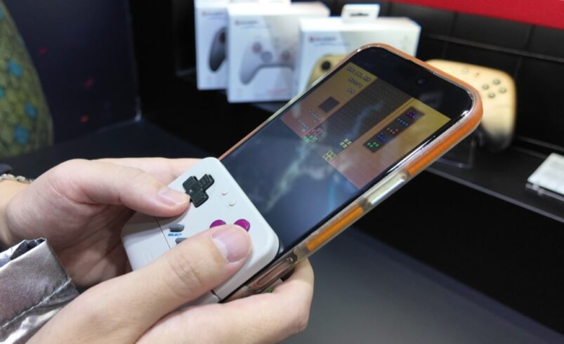 GameSir’s clip-on controller turns smartphones into Game Boys